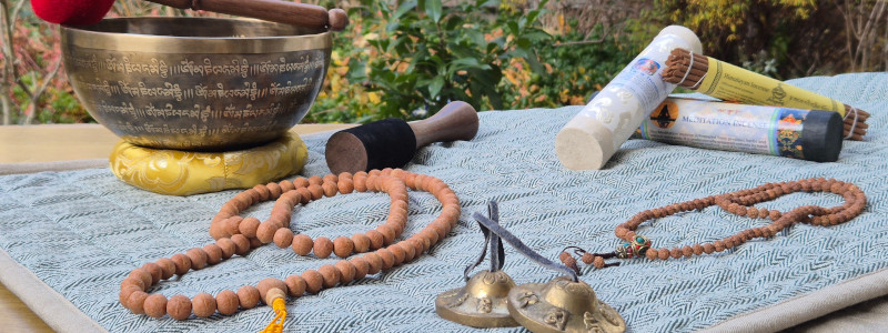 Yoga & Meditation – handgewebte Yogamatte von LWH mit Klangschale, Mala, Tingsha und Räucherwerk aus Nepal