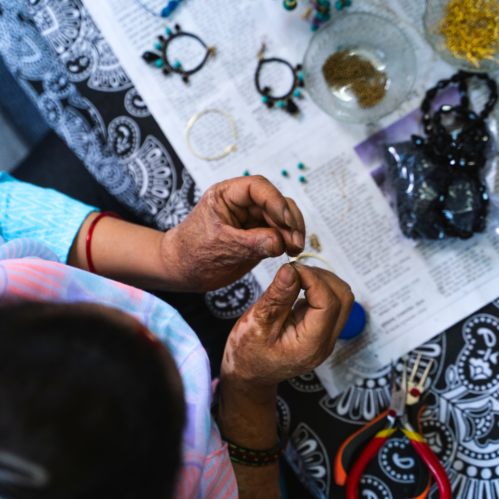 Handarbeit bei Astitwa in Nepal bei der Fertigung von Schmuck