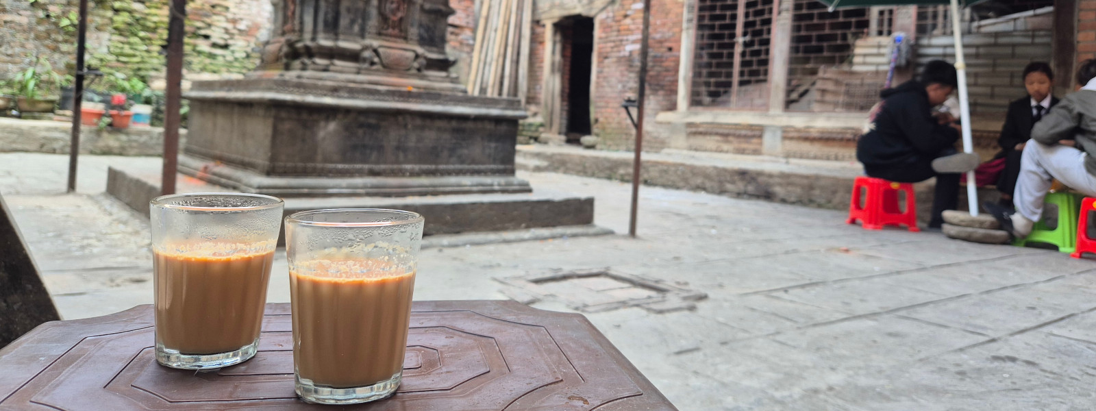 Zwei Gläser nepalesischer Chiya in einem Innenhof in Kathmandu