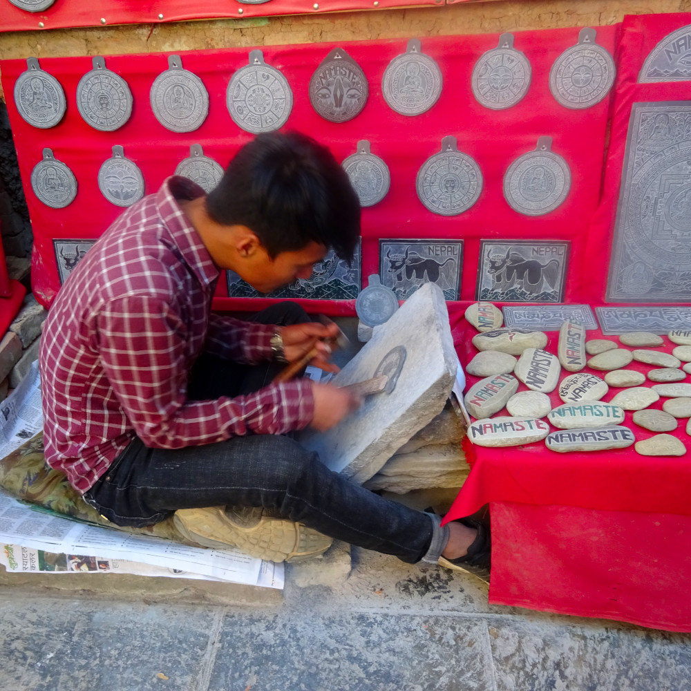 Nepalesischer Handwerker bei der Herstellung gravierter Steinprodukte in Kathmandu