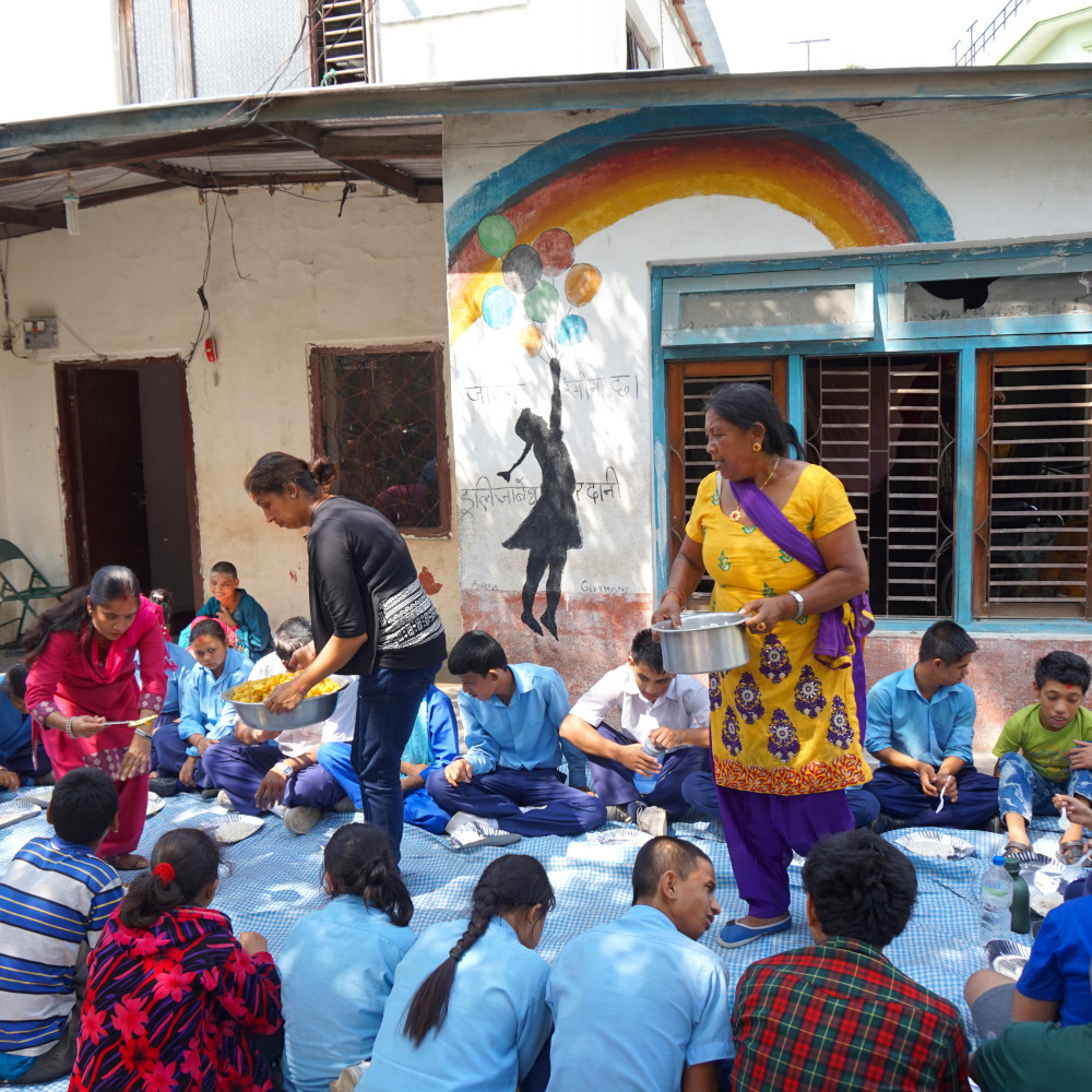 Essensausgabe an der Nirmal Bal Bikas School in Kathmandu