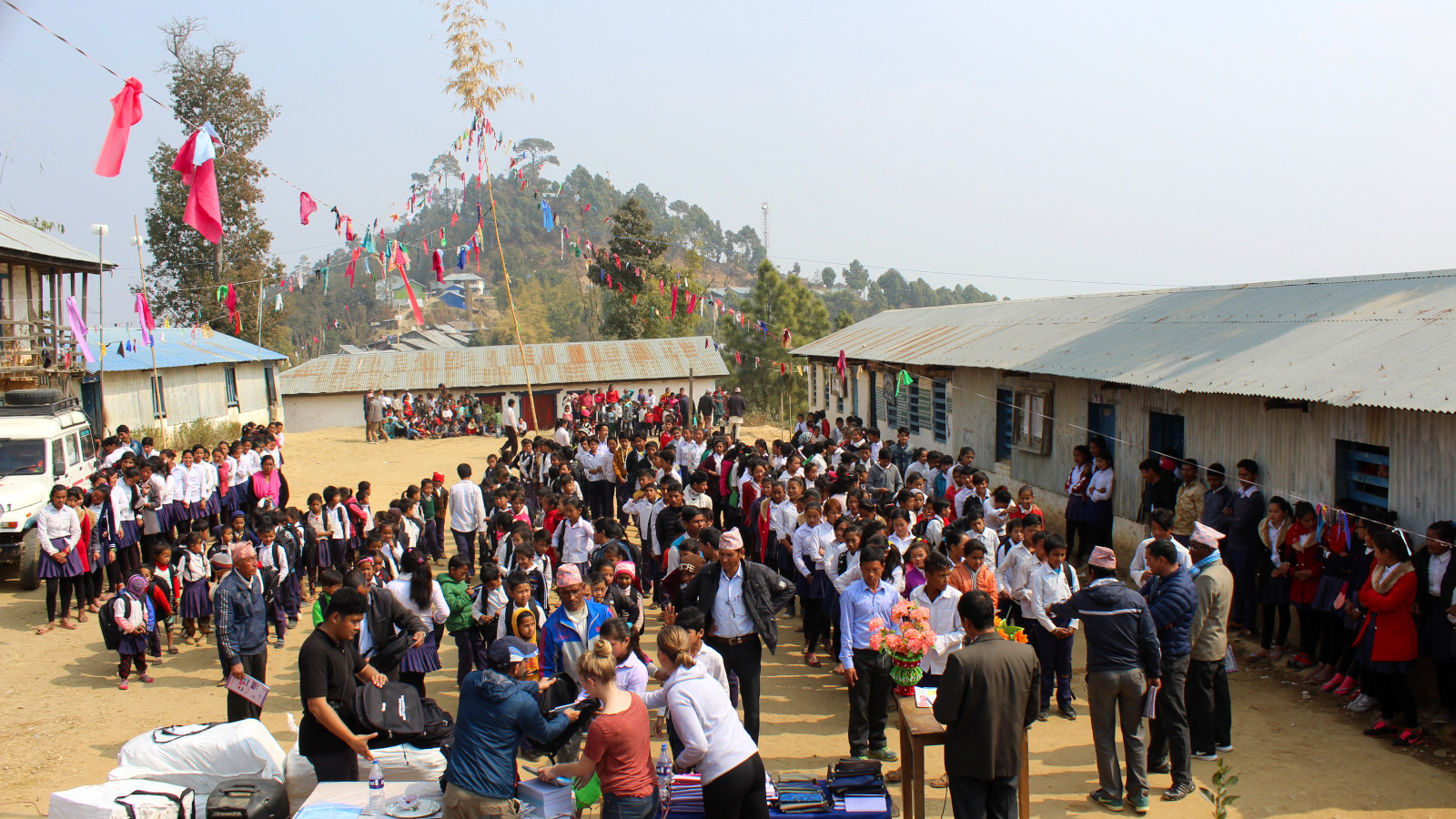 Schülerinnen und Schüler beim Schultaschen-Projekt von hamromaya Nepal e.V. in Panchthar 2018