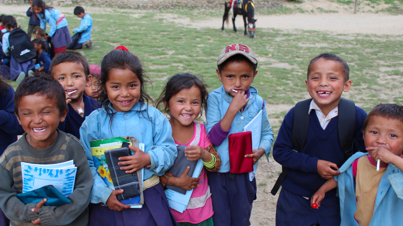 Schulkinder der Shree Parvati School im Dolpo mit Schulmaterialien und neuen Schultaschen 2017