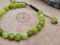 Preview: Handgefertigtes Armband aus Serpentin-Jade in verschiedenen Grüntönen, gefertigt in Nepal