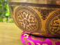 Preview: Buddha Bowl Klangschale mit Buddha-Gravur und Mantra-Symbolen – handverziertes Klanginstrument aus Nepal