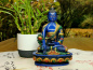 Preview: Handbemalte Medizin-Buddha-Statue aus blauem Resin auf verziertem Lotossockel, gefertigt in Nepal