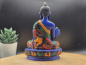 Preview: Handbemalte Medizin-Buddha-Statue aus blauem Resin mit goldrotem Gewand auf verziertem Lotossockel, gefertigt in Nepal