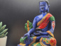 Preview: Handbemalte Medizin-Buddha-Statue aus blauem Resin mit goldrotem Gewand auf verziertem Lotossockel, gefertigt in Nepal