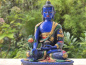 Preview: Handbemalte Medizin-Buddha-Statue aus blauem Resin auf verziertem Lotossockel, gefertigt in Nepal