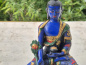 Preview: Handbemalte Medizin-Buddha-Statue aus blauem Resin auf verziertem Lotossockel, gefertigt in Nepal