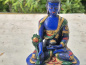 Preview: Handbemalte Medizin-Buddha-Statue aus blauem Resin auf verziertem Lotossockel, gefertigt in Nepal