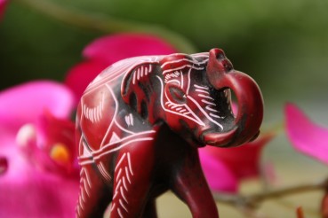 Kleiner Elefant aus Resin (Gießharz; 5,5cm; geschnitztes Design)