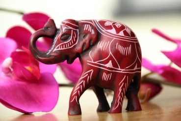 Kleiner Elefant aus Resin (Gießharz; 5,5cm; geschnitztes Design)