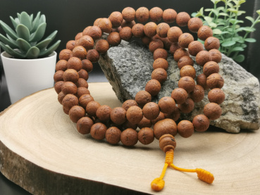 Bodhi Mala-Kette walnussbraun-gewachst | 12,5mm, 108+1 Perlen, Schützerknoten
