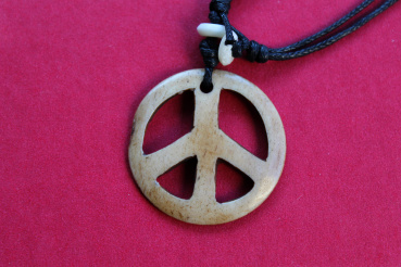 Kette mit Peace Symbol aus Wasserbüffelknochen