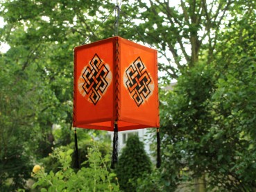 Lampenschirm aus Baumwollfaser; Motiv: Unendlicher Knoten, orange