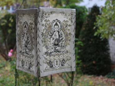 Lampenschirm aus Lokta-Papier; mit Buddha+Verzierung; weiss