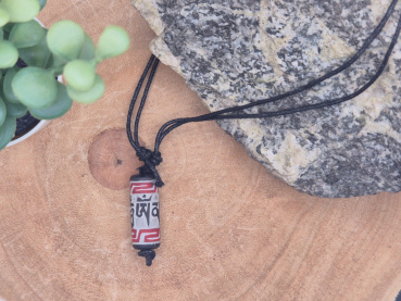 Handgefertigter Schiefer-Gestein-Anhänger aus Nepal mit farbigem Gebetsmühlen-Motiv und Mantra Om Mani Padme Hum