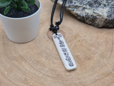 Preview: Weiße Knochenkette aus Nepal mit Buddha-Augen und tibetischem Mantra Om Mani Padme Hum – Handarbeit aus Nepal