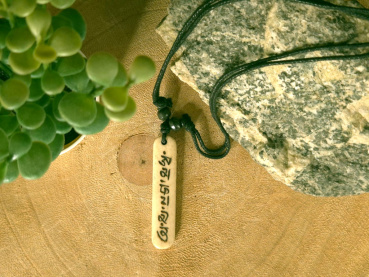 Preview: Beigefarbener Knochenanhänger mit tibetischem Mantra Om Mani Padme Hum an schwarzem Band – Handarbeit aus Nepal