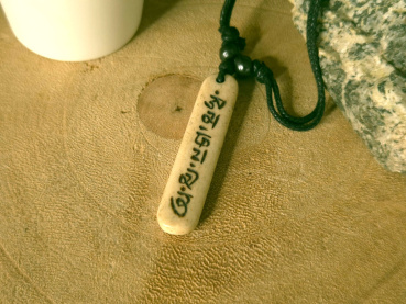 Beigefarbener Knochenanhänger mit tibetischem Mantra Om Mani Padme Hum an schwarzem Band – Handarbeit aus Nepal