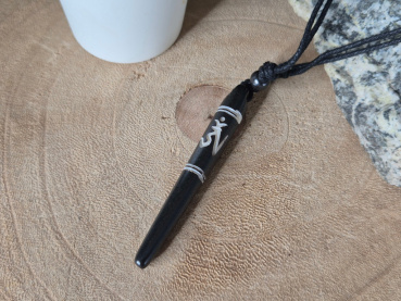 Kette „Om“ Pfahl | Knochenanhänger schwarz | Handarbeit aus Nepal