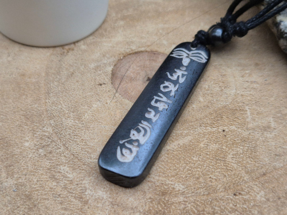 Preview: Schwarzer Knochenanhänger aus Nepal mit Buddha-Augen und Mantra Om Mani Padme Hum – handgeschnitzte Kette aus Nepal