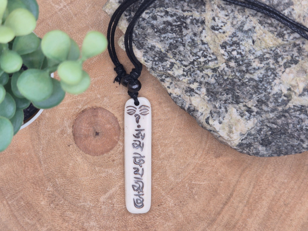 Weiße Knochenkette aus Nepal mit Buddha-Augen und tibetischem Mantra Om Mani Padme Hum – Handarbeit aus Nepal