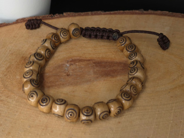 Knochen Mala-Armband mit eingraviertem Muster | braun