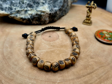 Knochen Mala-Armband mit eingraviertem Muster | braun