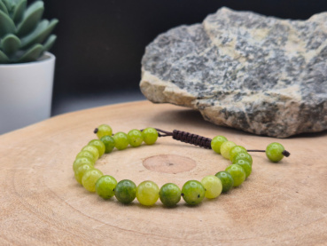 Preview: Handgefertigtes Armband aus Serpentin-Jade in verschiedenen Grüntönen, gefertigt in Nepal