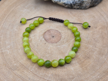 Handgefertigtes Armband aus Serpentin-Jade in verschiedenen Grüntönen, gefertigt in Nepal