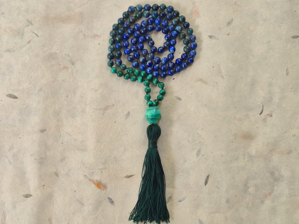 CHHAYA · Mala aus Lapis, Chrysokoll und Malachit