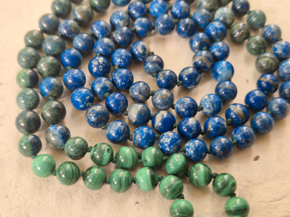 Preview: CHHAYA · Mala aus Lapis, Chrysokoll und Malachit