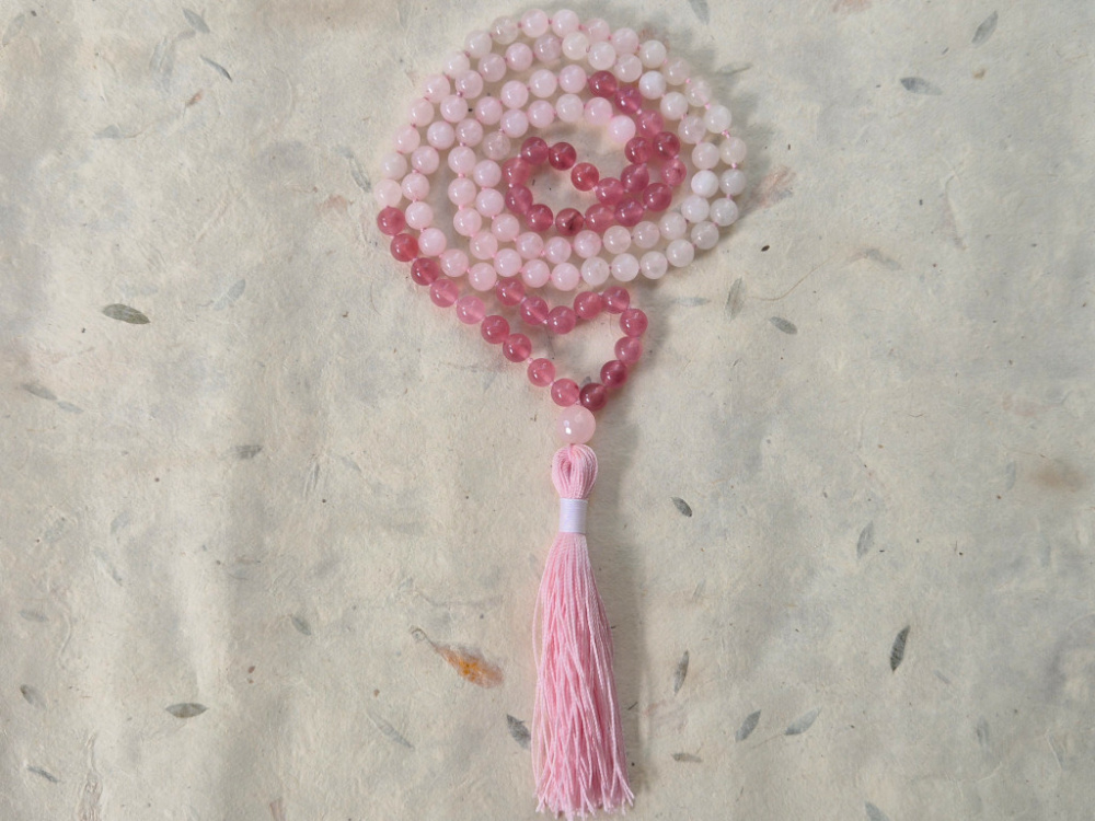 KUSUM · Mala aus Rosenquarz · Dharmapala