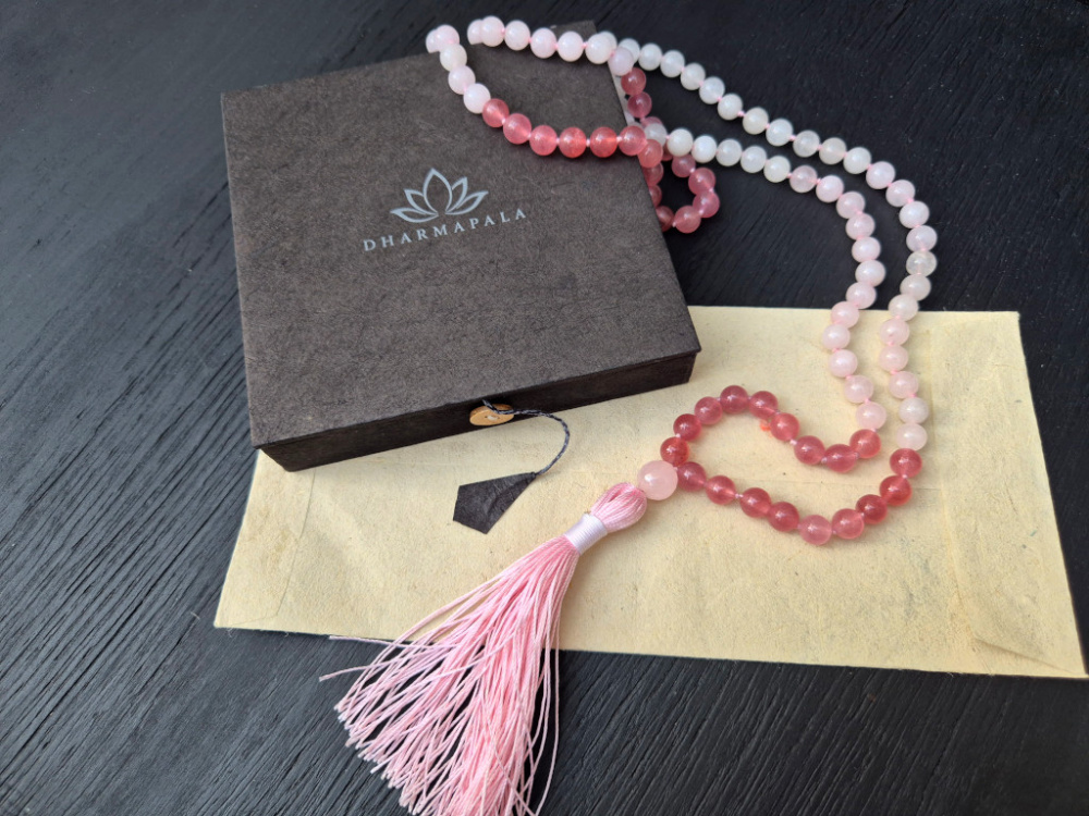 KUSUM · Mala aus Rosenquarz · Dharmapala