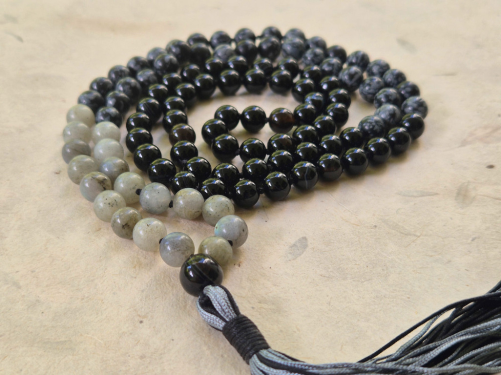 Mala aus Obsidian, Labradorit und schwarzem Achat · Dharmapala