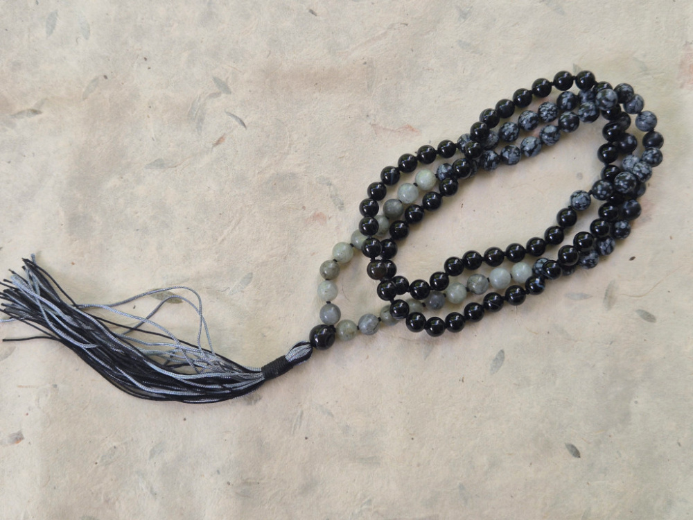 Mala aus Obsidian, Labradorit und schwarzem Achat · Dharmapala