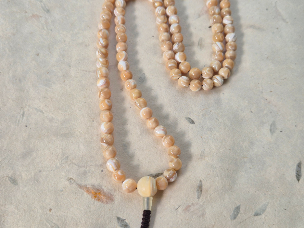 Perlmutt-Mala aus Nepal - Dharmapala