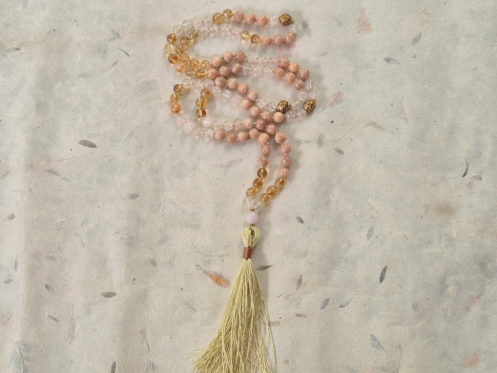 PRABHAT · Mala aus Citrin, Pfirsich-Mondstein und Rosenquarz