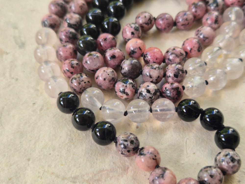 Preview: Mala aus Rhodonit, Achat, Bergkristall & Rosenquarz · Dharmapala