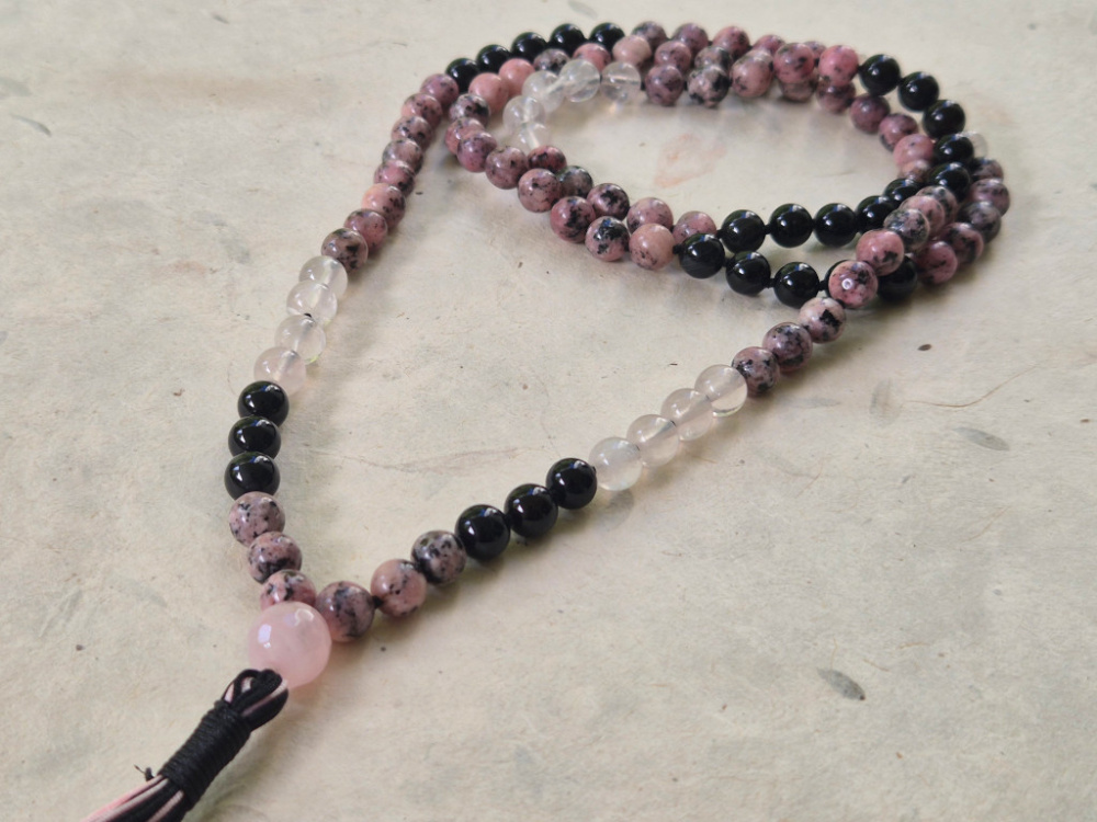 Mala aus Rhodonit, Achat, Bergkristall & Rosenquarz · Dharmapala