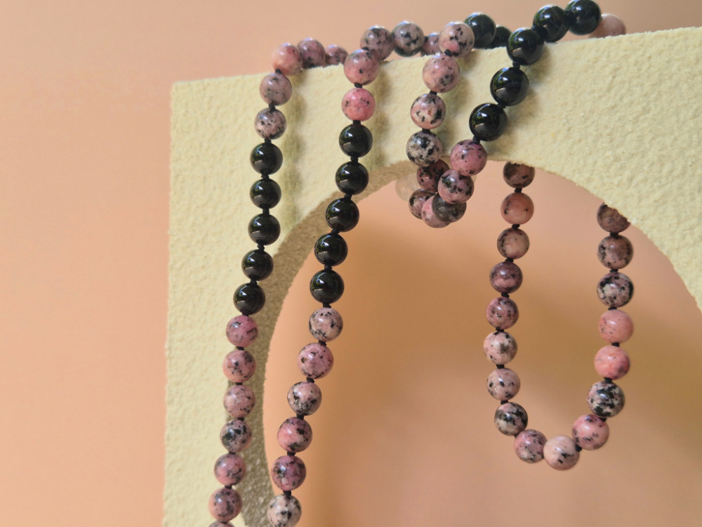 Mala aus Rhodonit, Achat, Bergkristall & Rosenquarz · Dharmapala