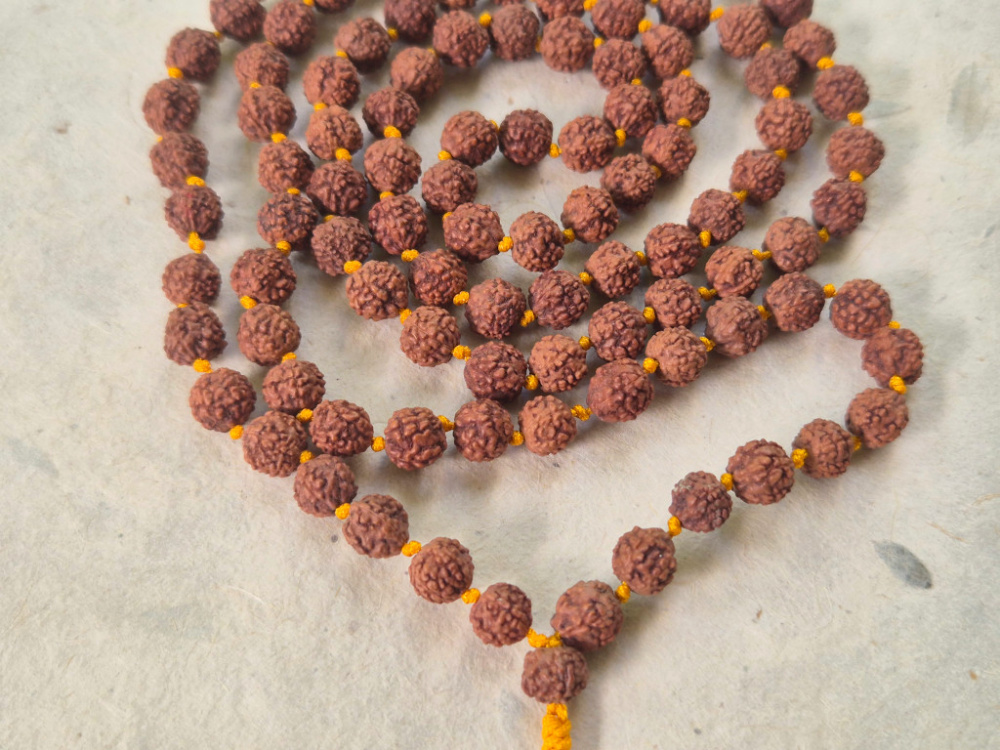 Preview: Rudraksha-Mala mit 108 einzeln geknoteten Samen · Dharmapala