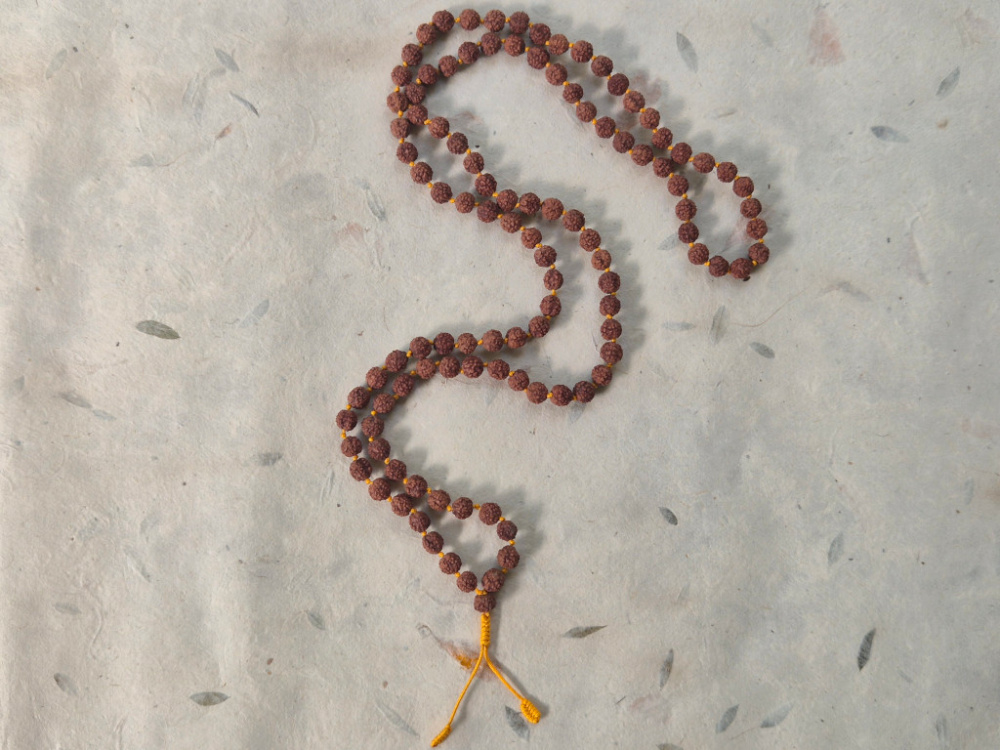 Preview: Rudraksha-Mala mit 108 einzeln geknoteten Samen · Dharmapala