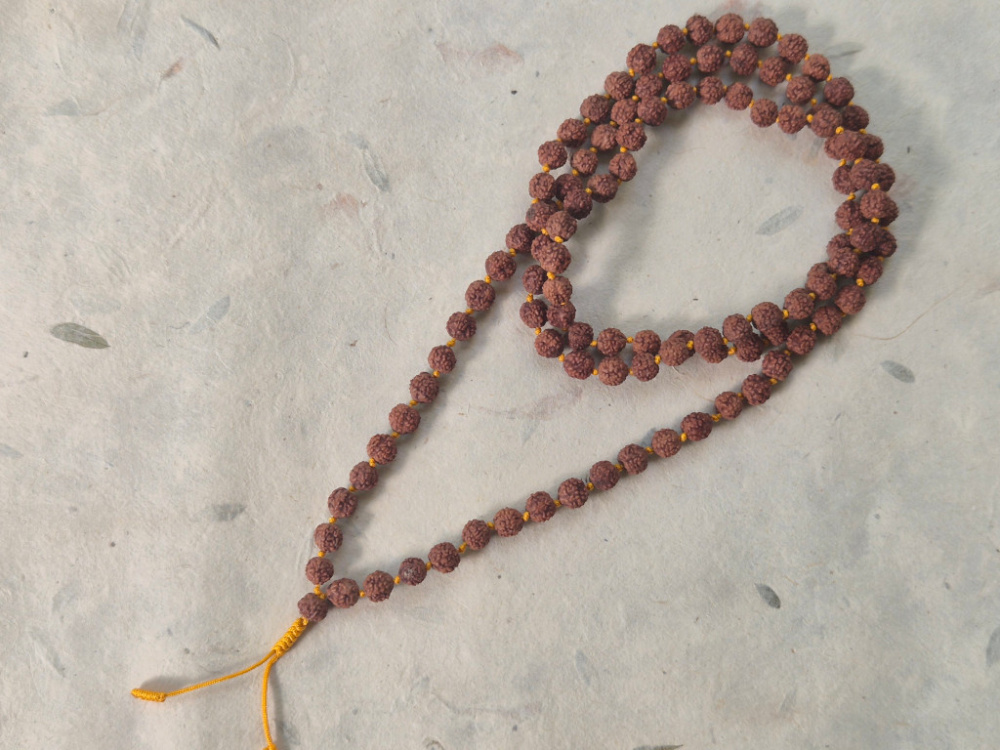 Rudraksha-Mala mit 108 einzeln geknoteten Samen · Dharmapala