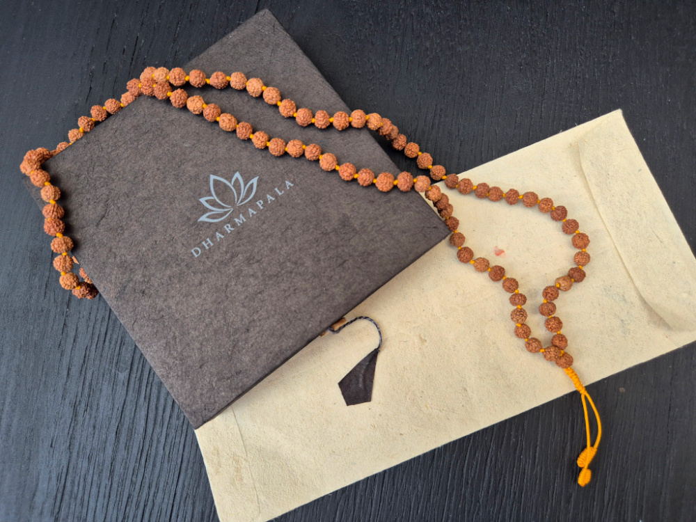 Rudraksha-Mala mit 108 einzeln geknoteten Samen · Dharmapala
