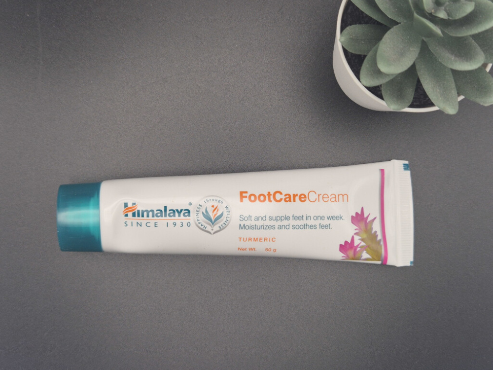 Himalaya FootCare Cream – ayurvedische Fußpflegecreme mit Kurkuma, Bockshornklee, Honig und Salbaum für trockene und beanspruchte Füße, 50 g.
