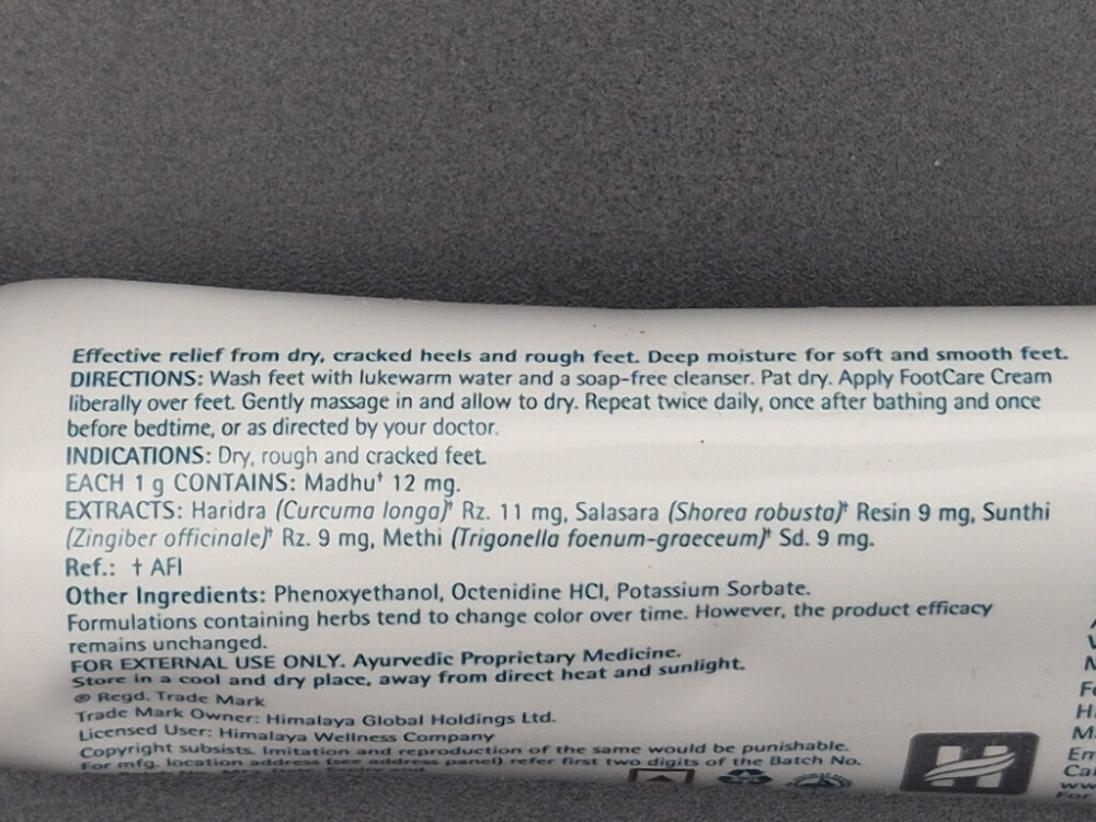 Preview: Himalaya FootCare Cream – ayurvedische Fußpflegecreme mit Kurkuma, Bockshornklee, Honig und Salbaum für trockene und beanspruchte Füße, 50 g.
