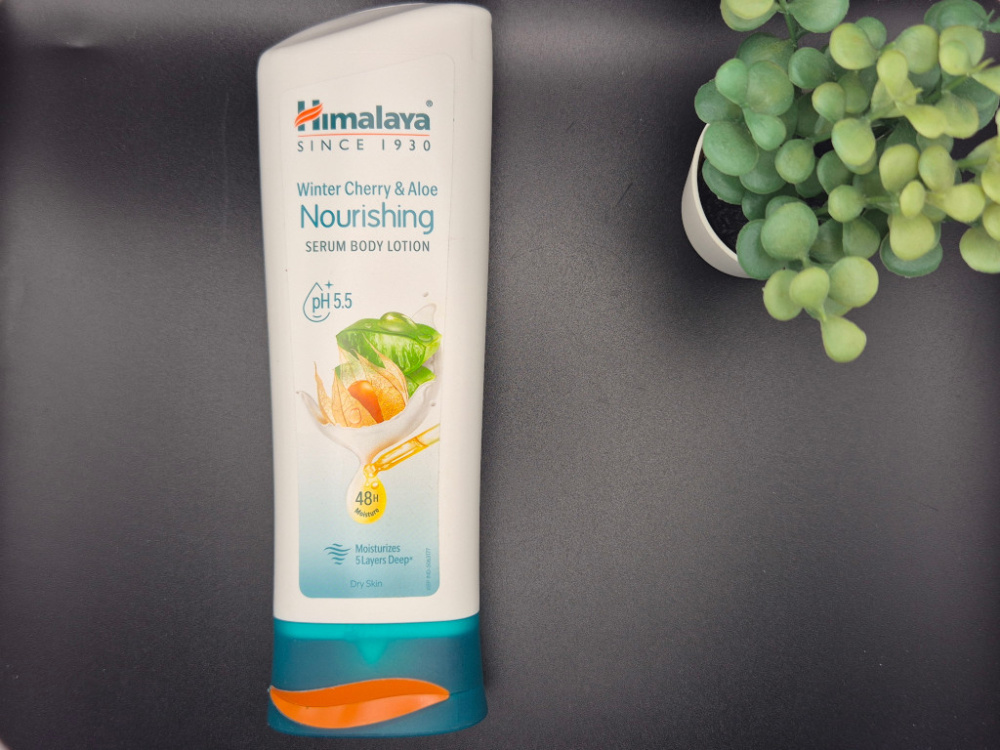 Himalaya Winter Cherry & Aloe Nourishing Serum Body Lotion mit Aloe Vera und Ashwagandha – feuchtigkeitsspendende Körperlotion für trockene Haut, 200 ml.
